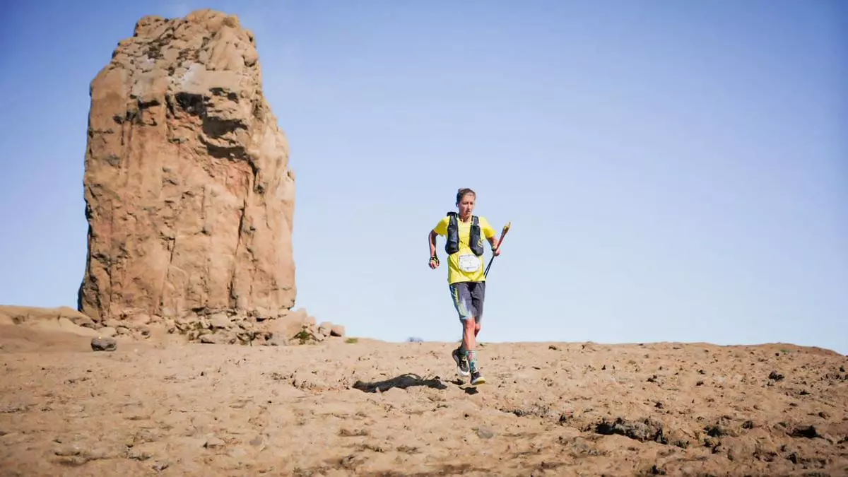 ?Cu芍l es la carrera de 400 kil車metros que est芍 corriendo Courtney Dauwalter?