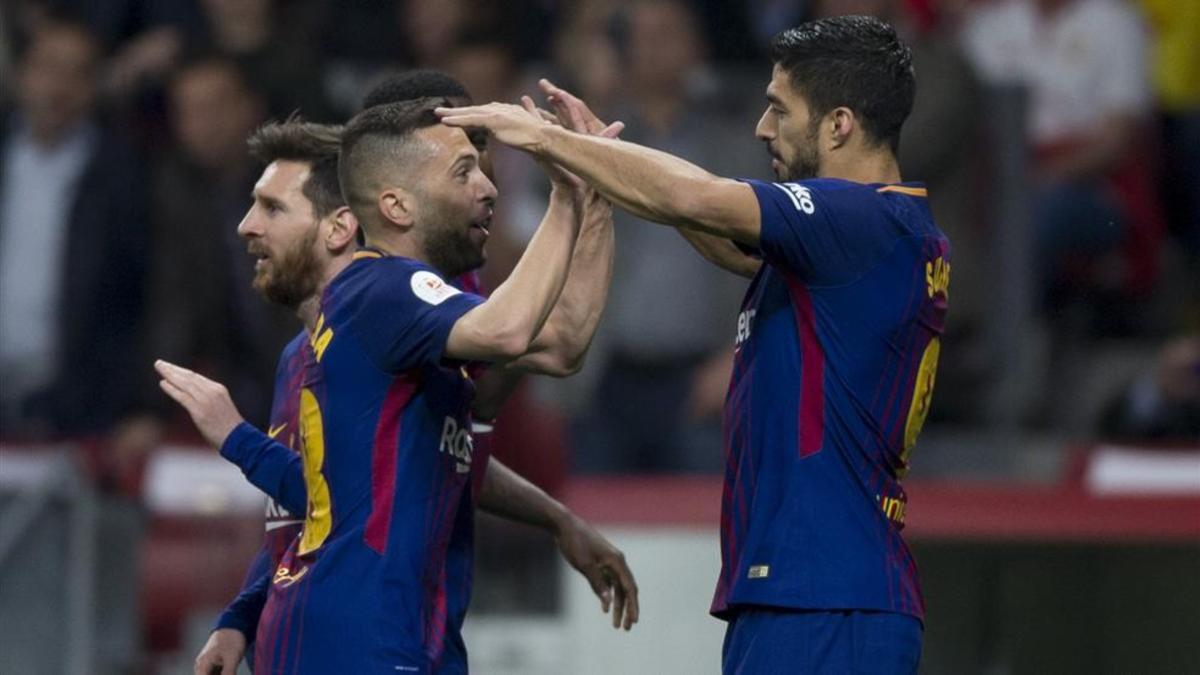 Alba celebra con Suárez el primer gol del partido