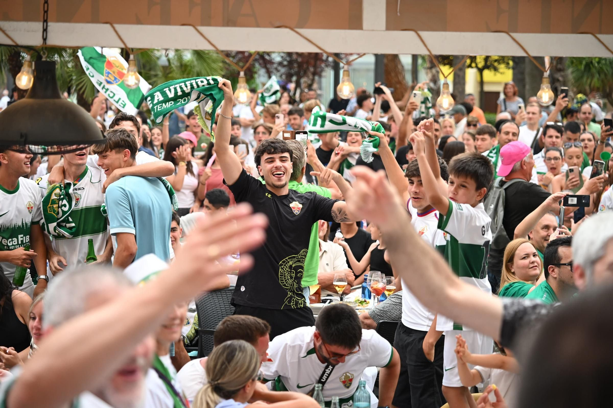 Terrazas llenas y nervios a flor de piel en el centro de Elche para ver el partido