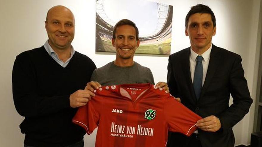 Pereira posa con la camiseta del Hannover.
