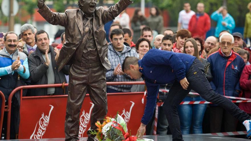 La estatua de Manolo Preciado cumple su décimo aniversario