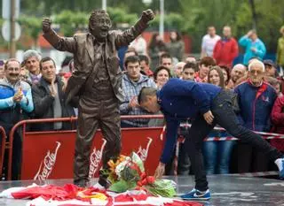 La estatua de Manolo Preciado cumple su décimo aniversario