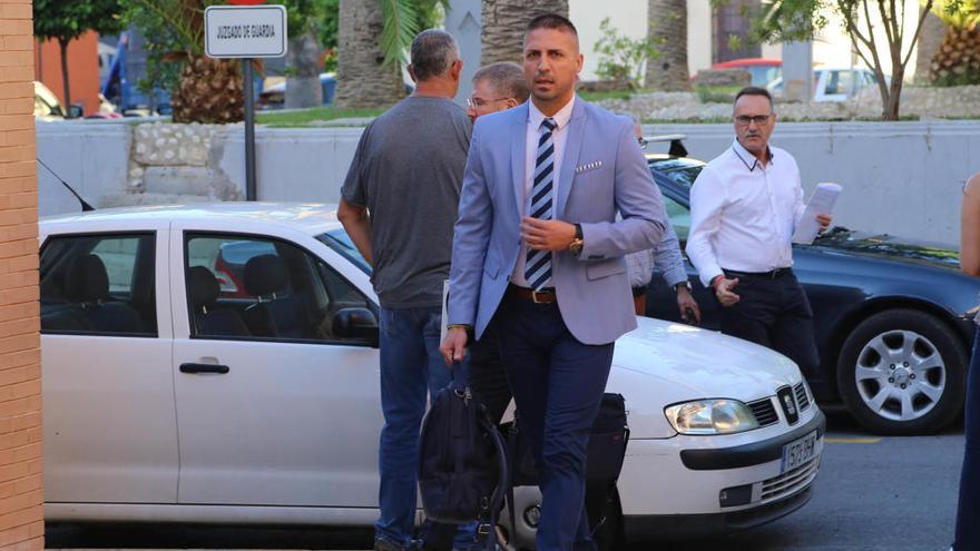 Carlos Ramírez a su llegada al juzgado de Orihuela.