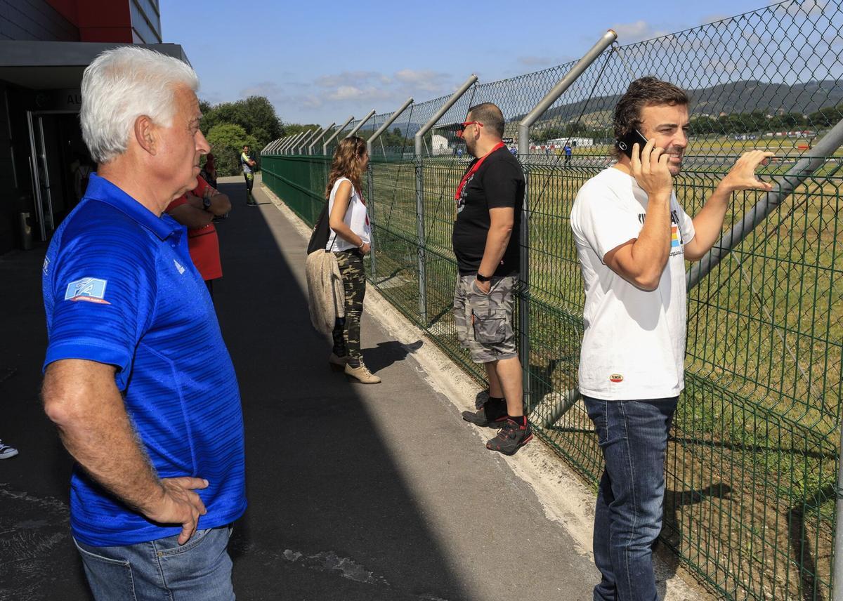 FERNANDO ALONSO HABLA POR TELEFONO EN PRESENCIA DE SU PADRE JOSE LUIS ALONSO. AUTOMOVILISMO. MUSEO-CIRCUITO DE LA MORGAL "FERNANDO ALONSO"