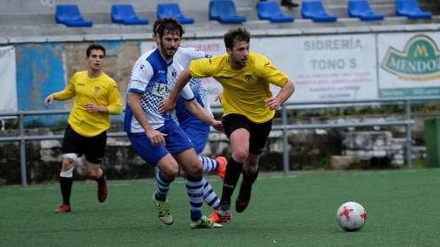 Una acción del partido entre el Tuilla y L&#039;Entregu.