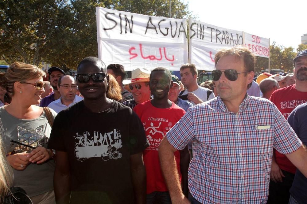 Protesta de agricultores en la Asamblea Regional