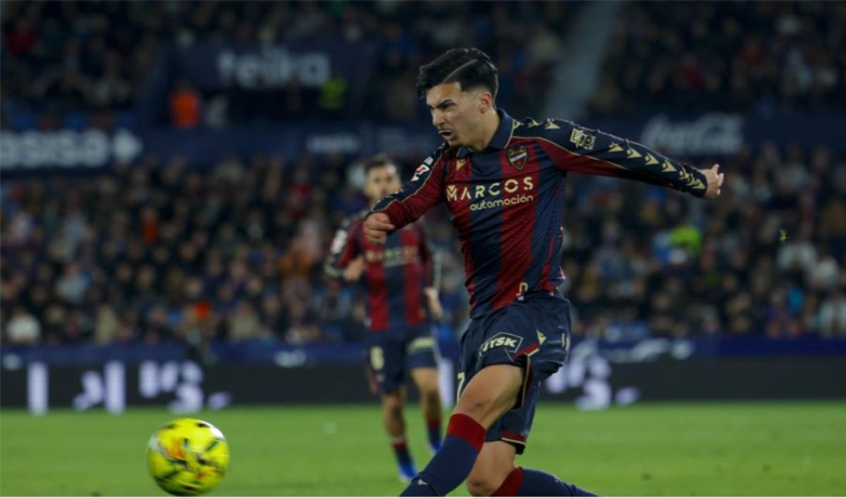 Paco Cortés ejecutando un disparo ante el Villarreal CF