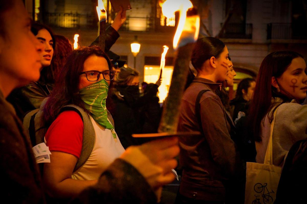 Miles de mujeres se manifiestan en Barcelona por el 8M | FOTOS