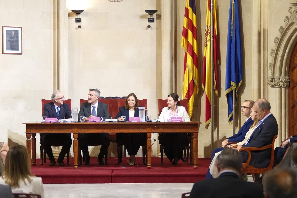 El doctor Carles Recasens toma posesión como presidente del Colegio de Médicos de Baleares en su segundo mandato.