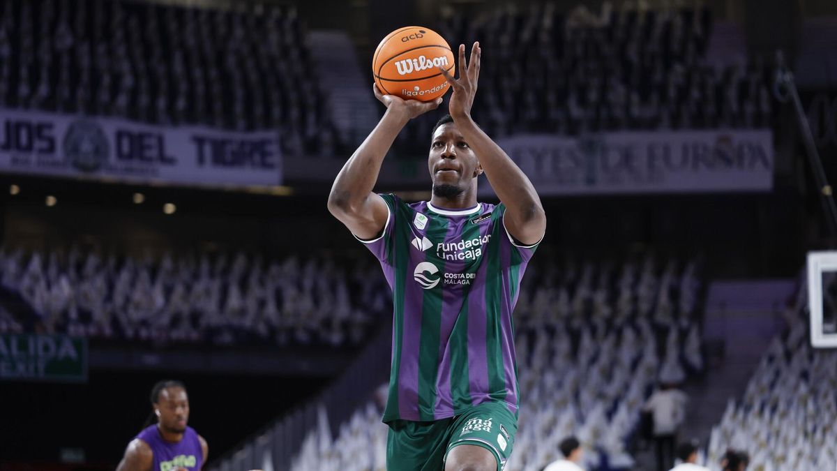 Yankuba Sima lanza a canasta en la previa del primer partido contra el Madrid.