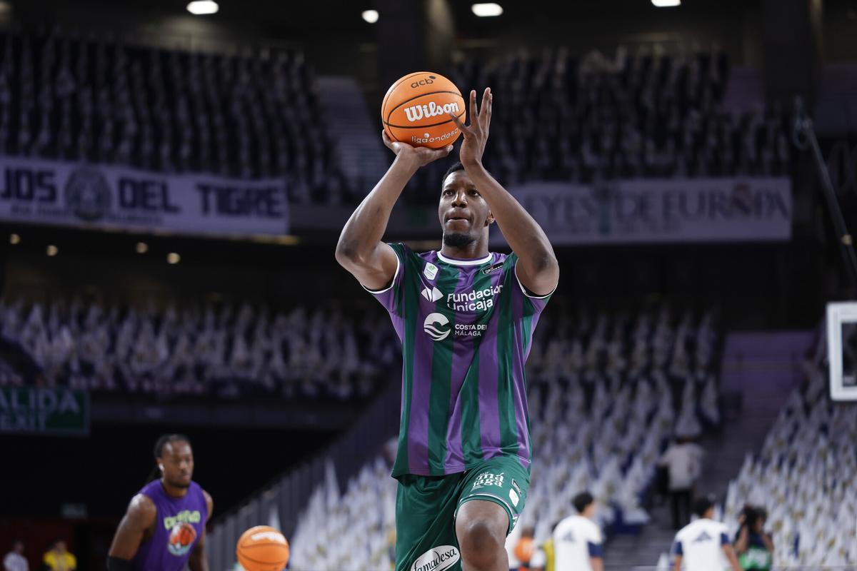 Yankuba Sima lanza a canasta en la previa del primer partido contra el Madrid.