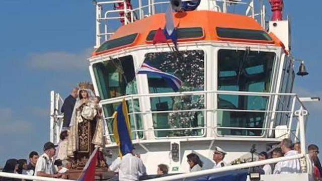 Imagen de la Virgen del Carmen en el remolcador para iniciar la procesión marinera