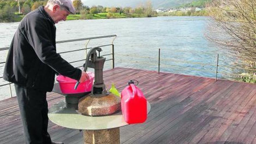 Un ourensano abasteciéndose de agua en O Tinteiro. // Iñaki Osorio