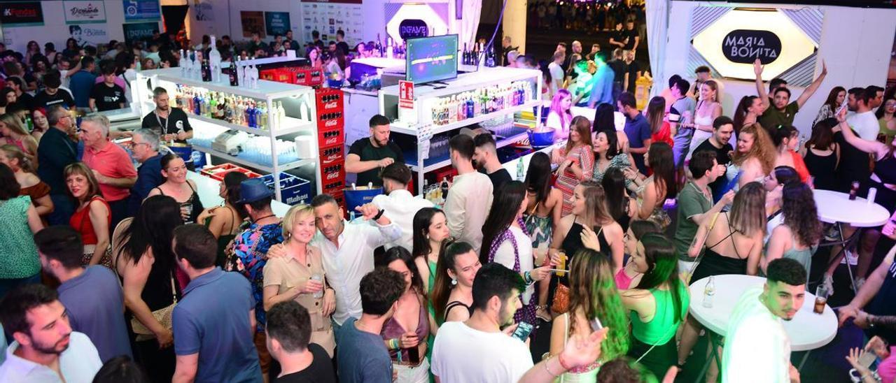 Caseta para adultos en la feria del año pasado. Este año, habrá una para menores de 12 a 17 años.