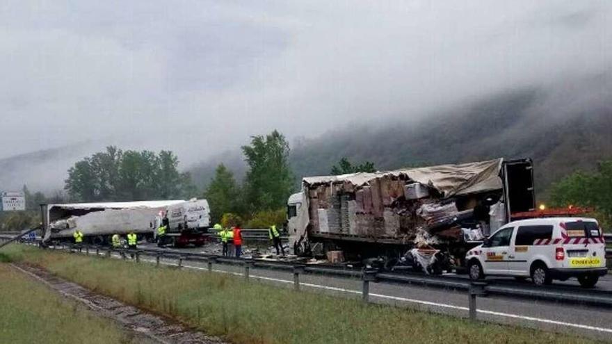 Una colisión entre dos camiones y una furgoneta cierra la A-6 en sentido Galicia durante 7 horas