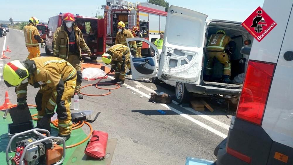 Los bomberos rescatan a un conductor con las piernas fracturadas tras un accidente en Dolores