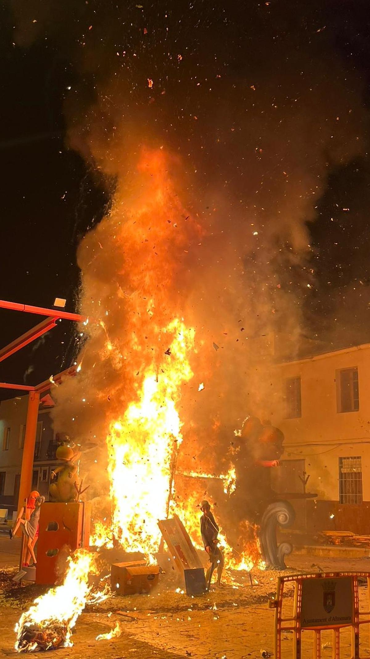 Quema de una de las fallas de Almenara.