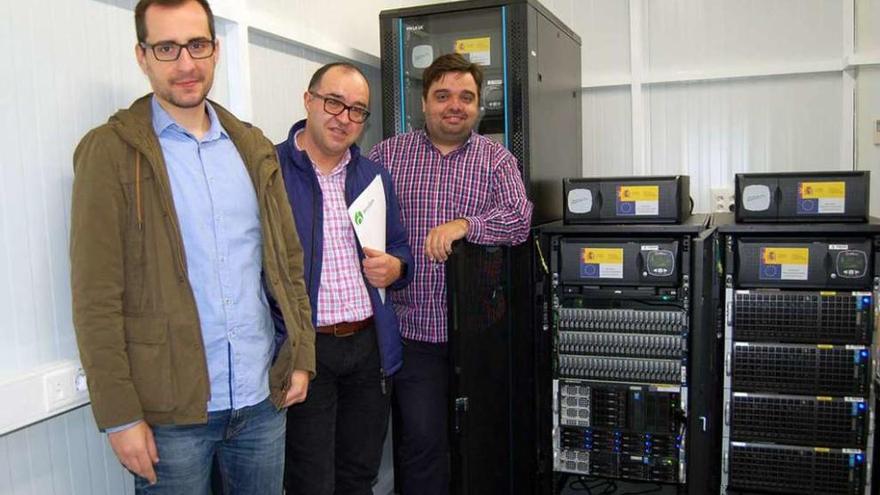 Antón Comesaña, Rubén Vila y Rubén Romero junto al nuevo servidor del CITI // Fdv