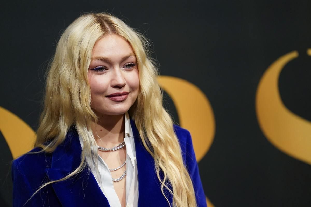 Gigi Hadid con melena suelta y traje de terciopelo