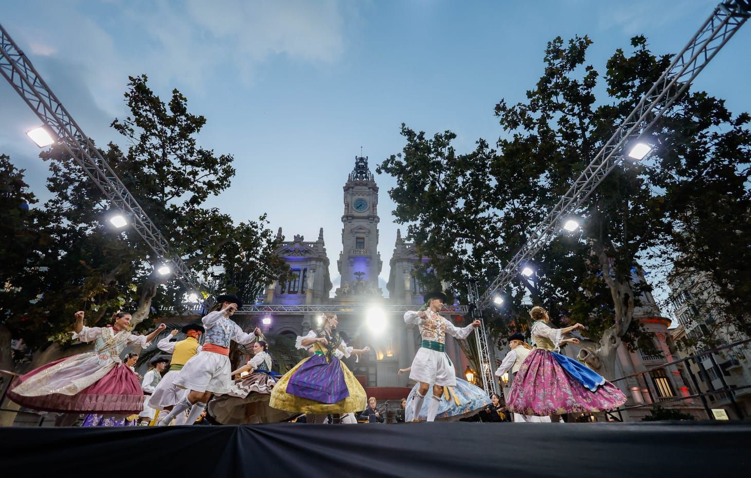El centro se llena en vísperas del Nou d'Octubre para ver la Senyera