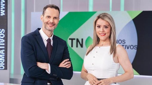 Nacho Egea y María Mendoza, presentadores del Telenoticias Fin de Semana.