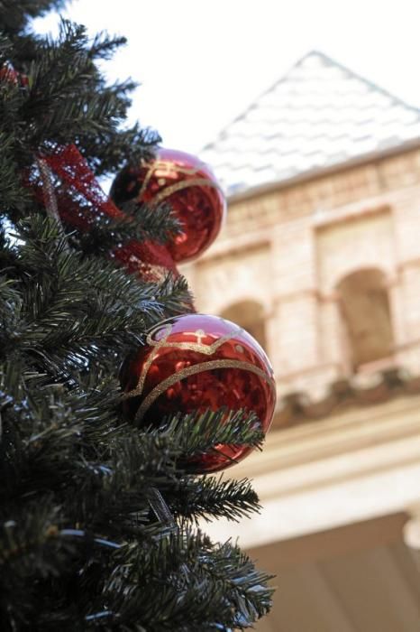 Auf dem traditionellen Markt im Pueblo Español (1. bis 10. 12.) geht es diesmal ausgesprochen musikalisch zu. Täglich sorgen Musikgruppen in dem Miniaturdorf für Weihnachtsstimmung. Die Stände sind bereits ab mittags geöffnet. Der Eintritt kostet 5 Euro, dafür gibt es aber auch einen Becher Glühwein.