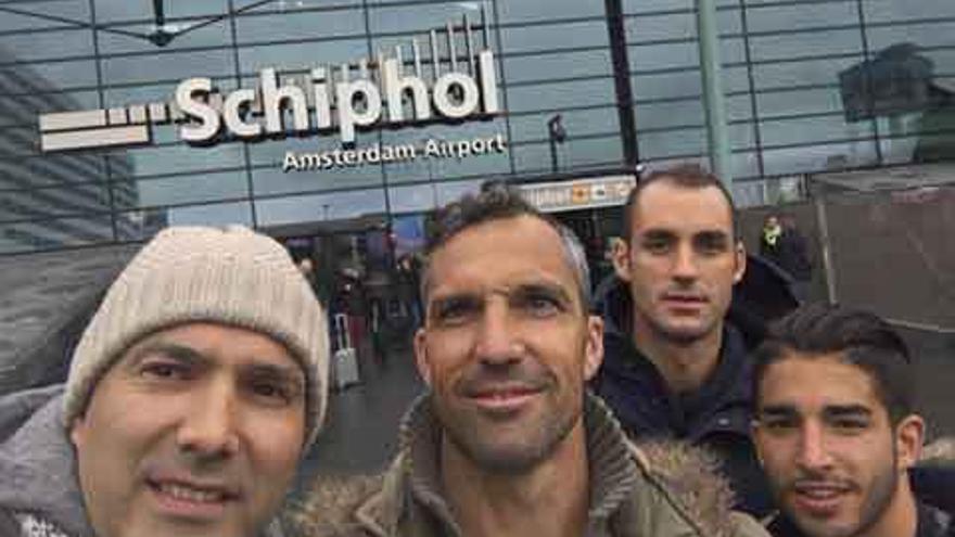 Merchán, Sánchez Cobos y Del Teso, con Edwin de Nijs -organizador de la prueba- en el aeropuerto de Amsterdam.