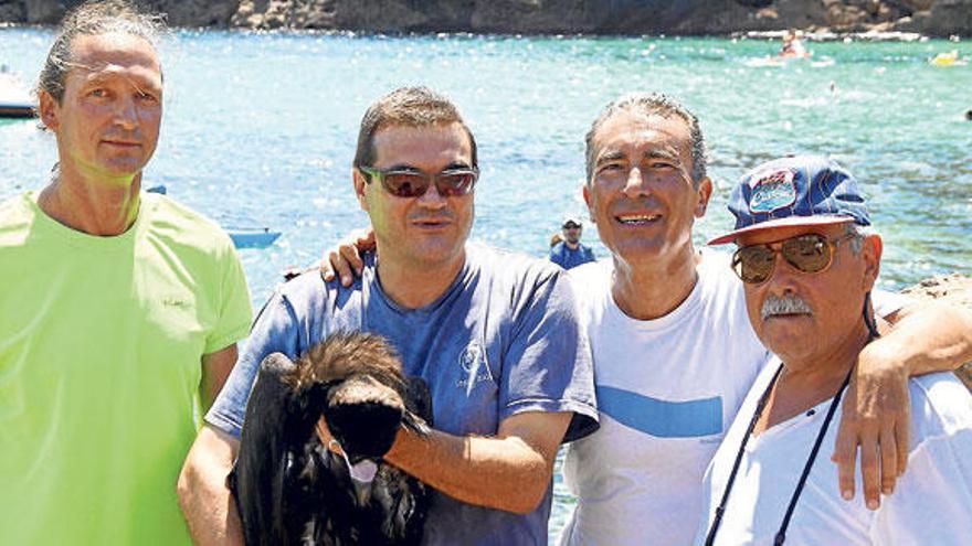 Los submarinistas, con Juan Sánchez, director de la fundación.