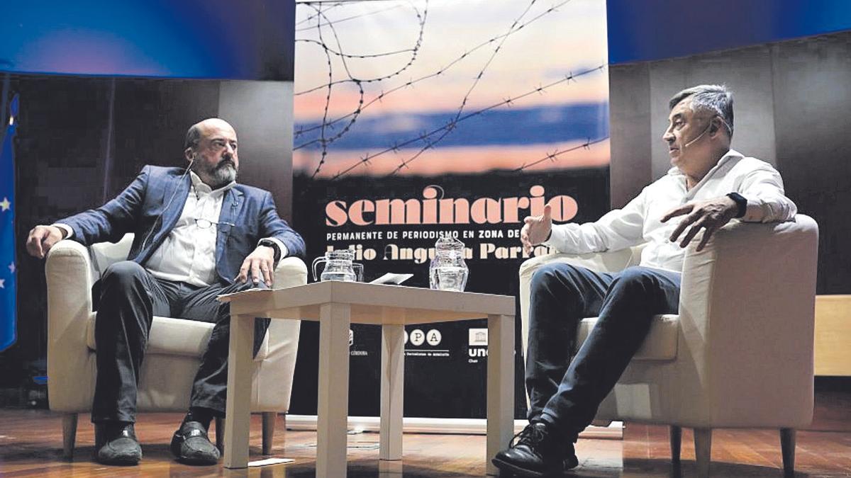 Los codirectores del seminario, Manuel Torres (izquierda) y Gervasio Sánchez.