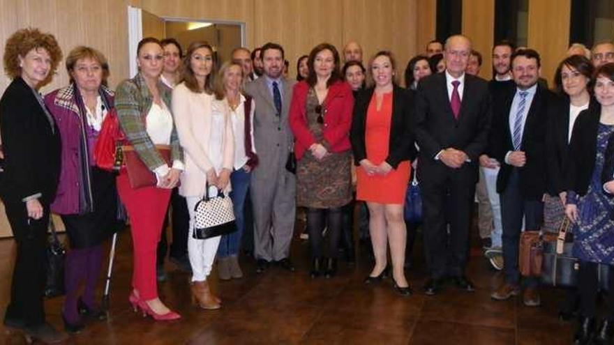 El alcalde de Málaga y responsables del Club de la Infancia y Empresa, con patrocinadores de la cita.