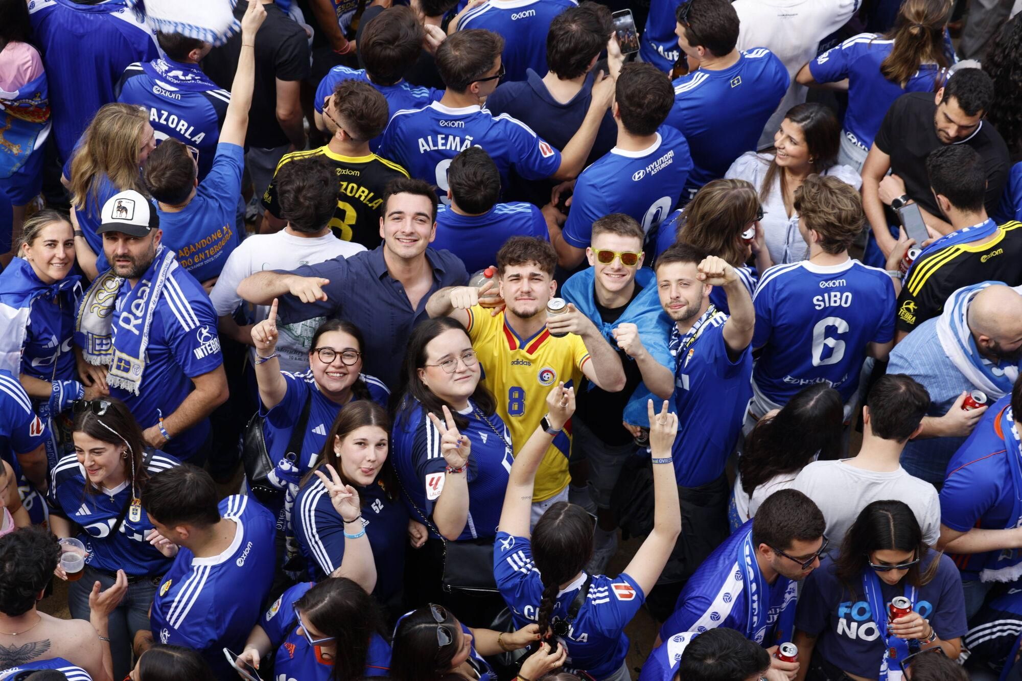 Locura azul en las calles de Oviedo para celebrar el ascenso del equipo a Primera División
