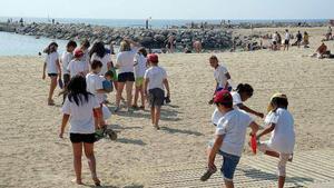 Actividad con niños en el Centre de la Platja de Barcelona