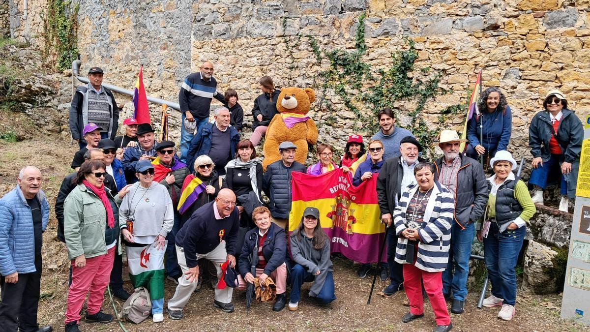 Los asistentes, al pie del sitiu que conmemora la muerte de Favila.