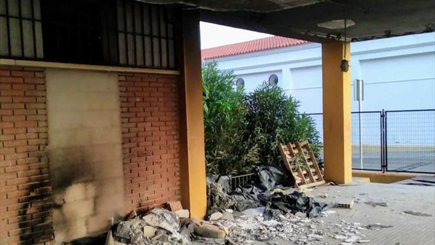 Un fuego intencionado afecta al porche de uno de los edificios del colegio El Llano