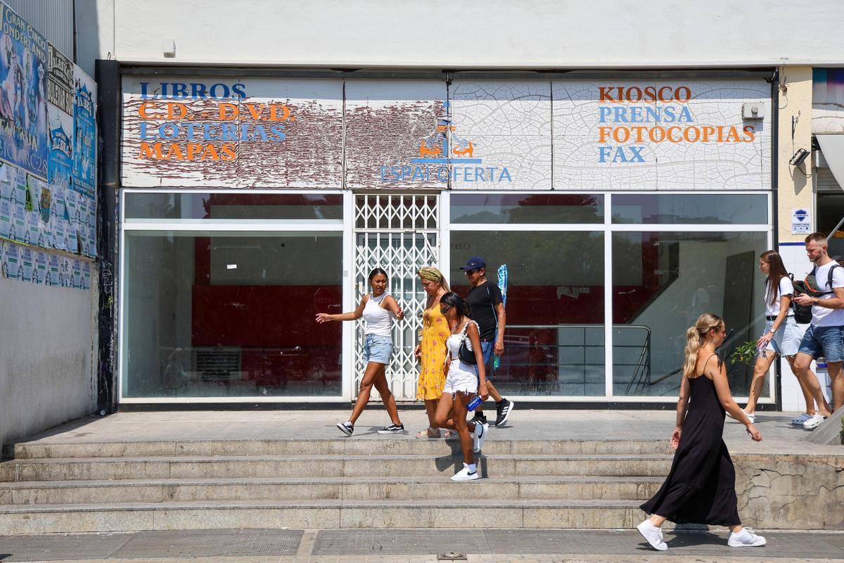 Un antiguo kiosko de prensa maltratado por el tiempo y el desinterés