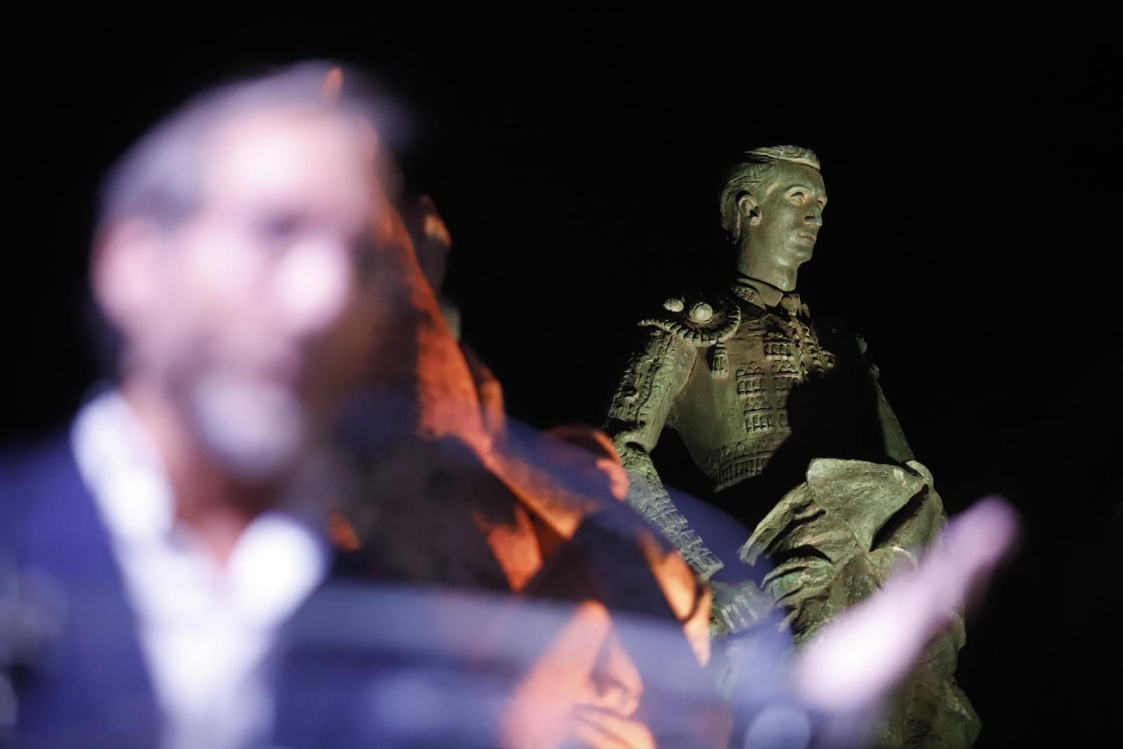 El homenaje y ofrenda floral a Manolete, en imágenes