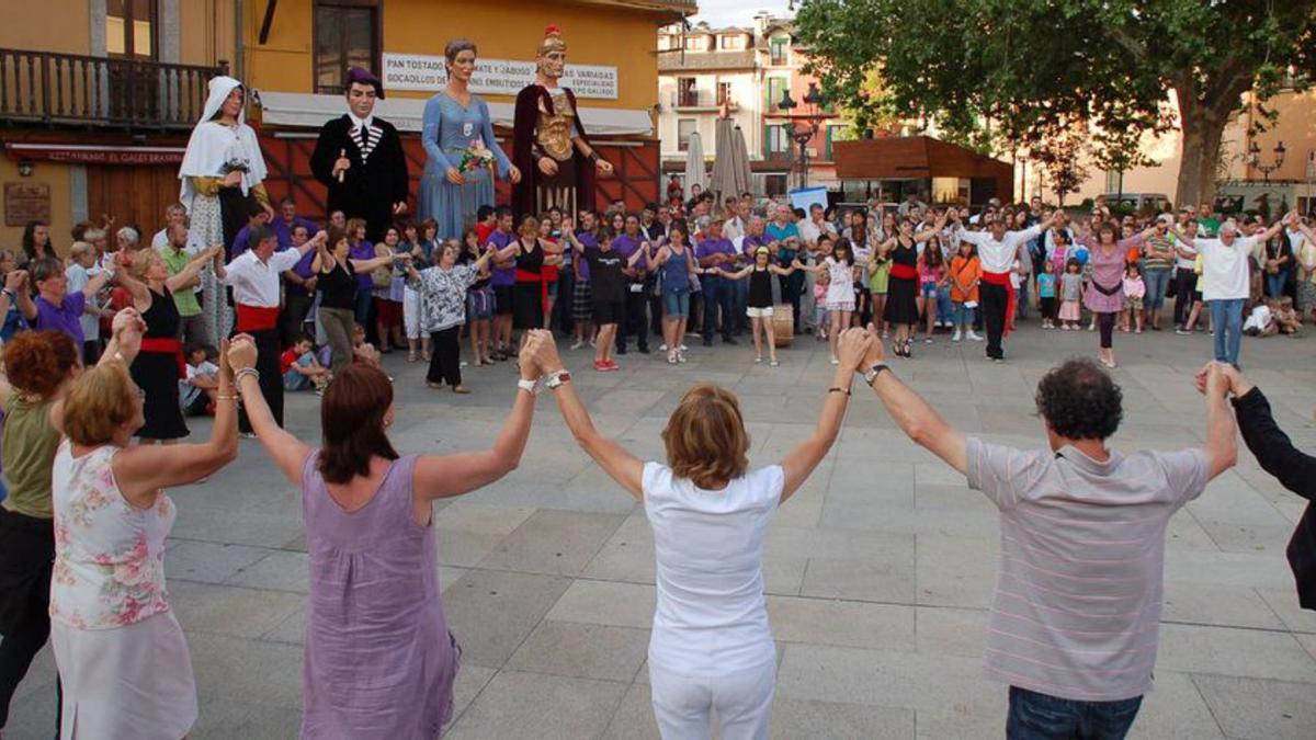 Puigcerdà activa el programa de ballades de sardanes dels vespres d’estiu