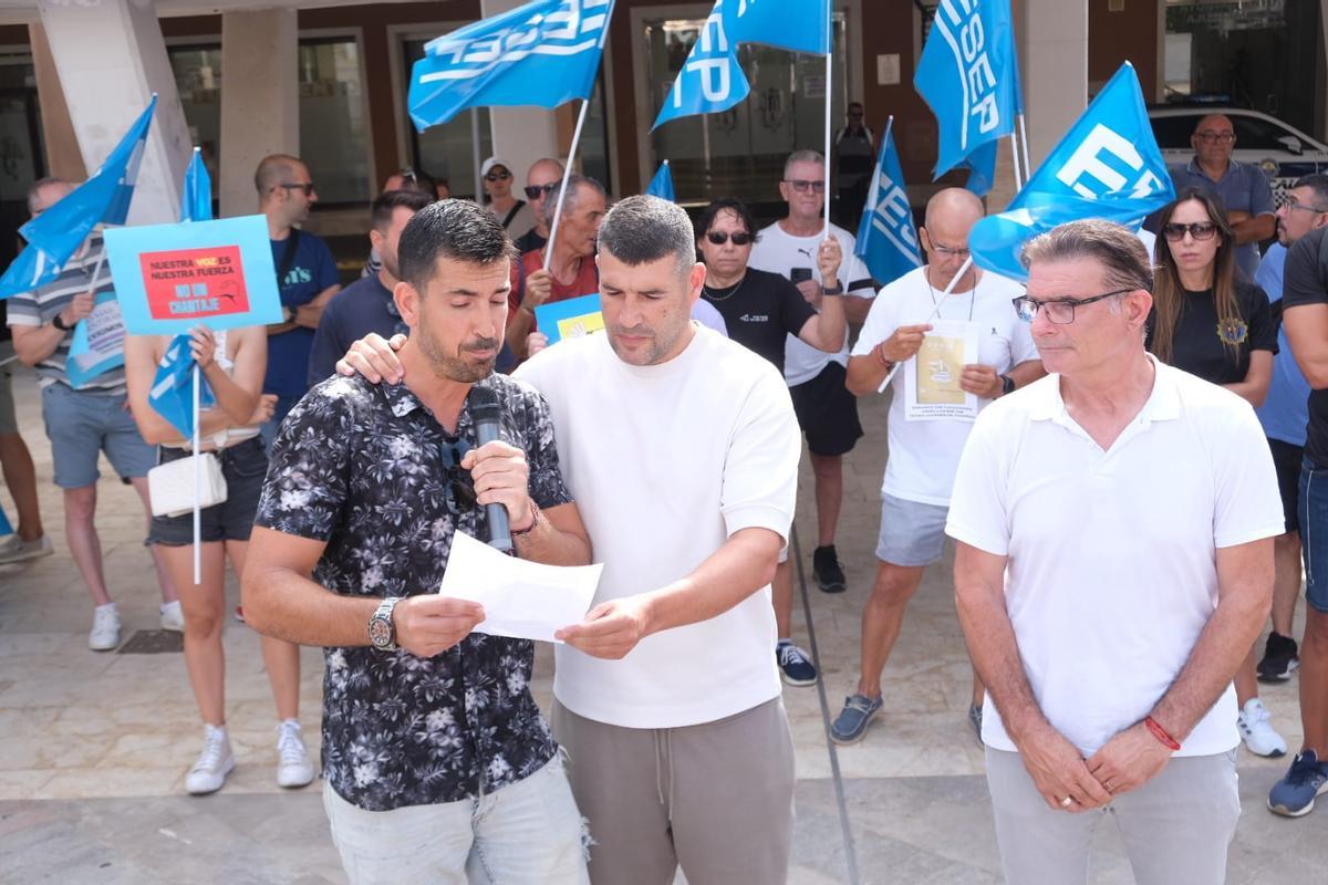 Protesta de la plantilla de la Policía Local de Guardamar para pedir al alcalde soluciones a sus problemas laborales