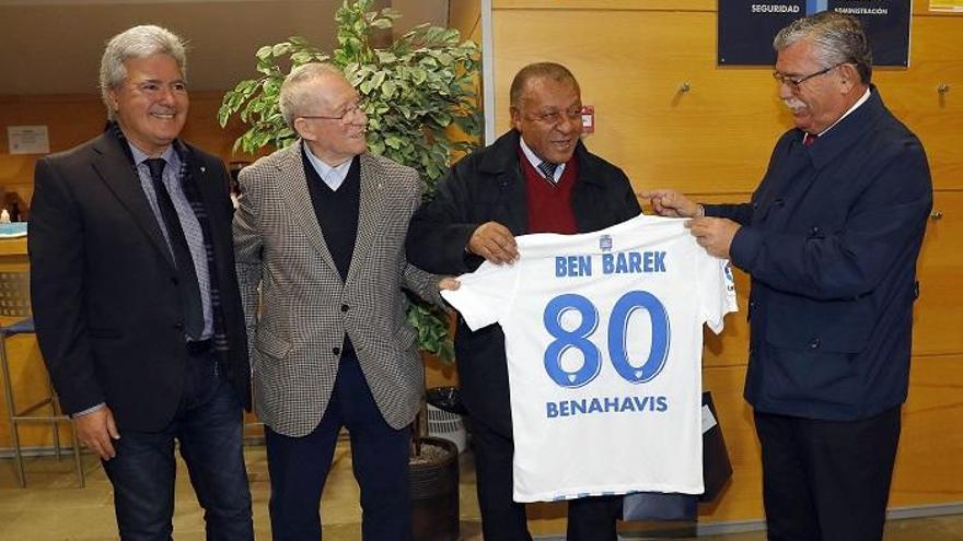 Ben Barek, recibiendo la camiseta por su 80 cumpleaños