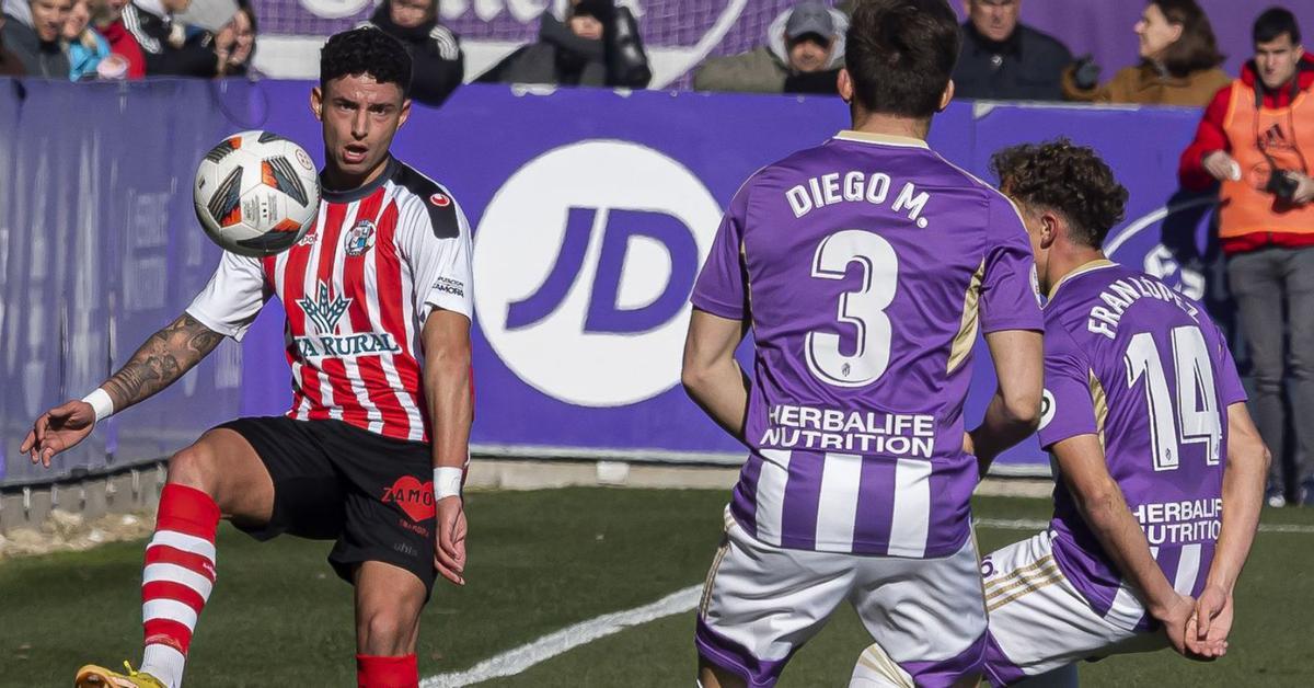 Ander da un paso sobre la línea ante dos defensores blanquivioletas. | |  ÁREA 11