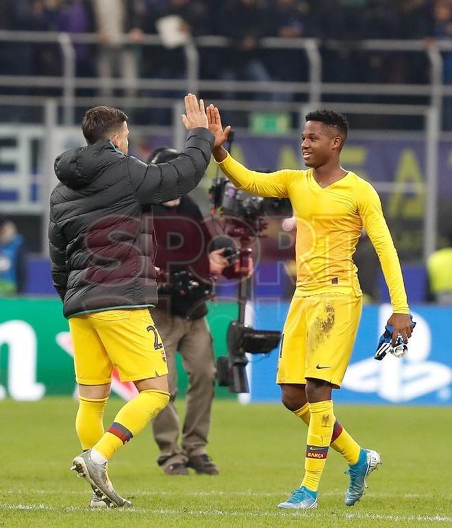 Las mejores imágenes del partido entre el Inter de Milán y el FC Barcelona del grupo F de la Champions League disputado en el estadio Giuseppe Meazza en Milán. Carles Pérez y Ansu Fati