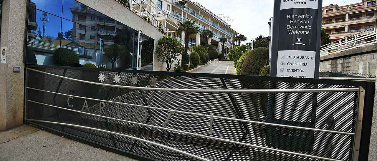 La entrada al hotel Carlos I Silgar, cerrado en estos días. |   // GUSTAVO SANTOS