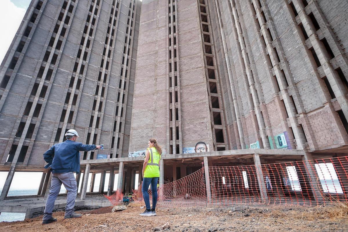 Trabajos de demolición de las escaleras de los pisos bajos del mamotreto de Añaza