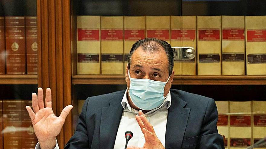 Blas Trujillo, consejero de Sanidad, en una comisión parlamentaria. | | BARRETO / EFE