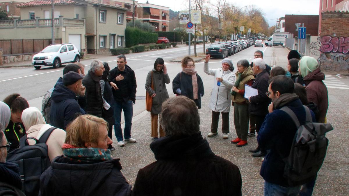 Els participants a les jornades Repensem Girona durant la passejada pel barri del Pont Majo