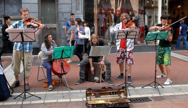 Músicos nas rúas de Dublín.