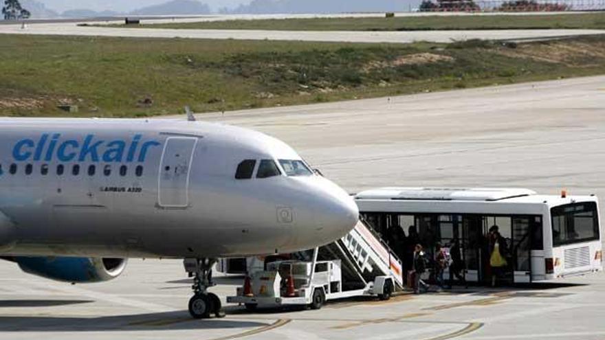 Los pasajeros del vuelo Vigo-Londres salen ayer del autobús para embarcar en el avión.