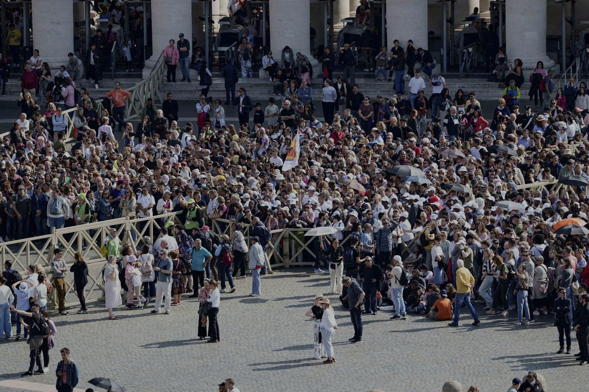 El trasllat del fèretre del papa Francesc a la basílica de Sant Pere, en imatges