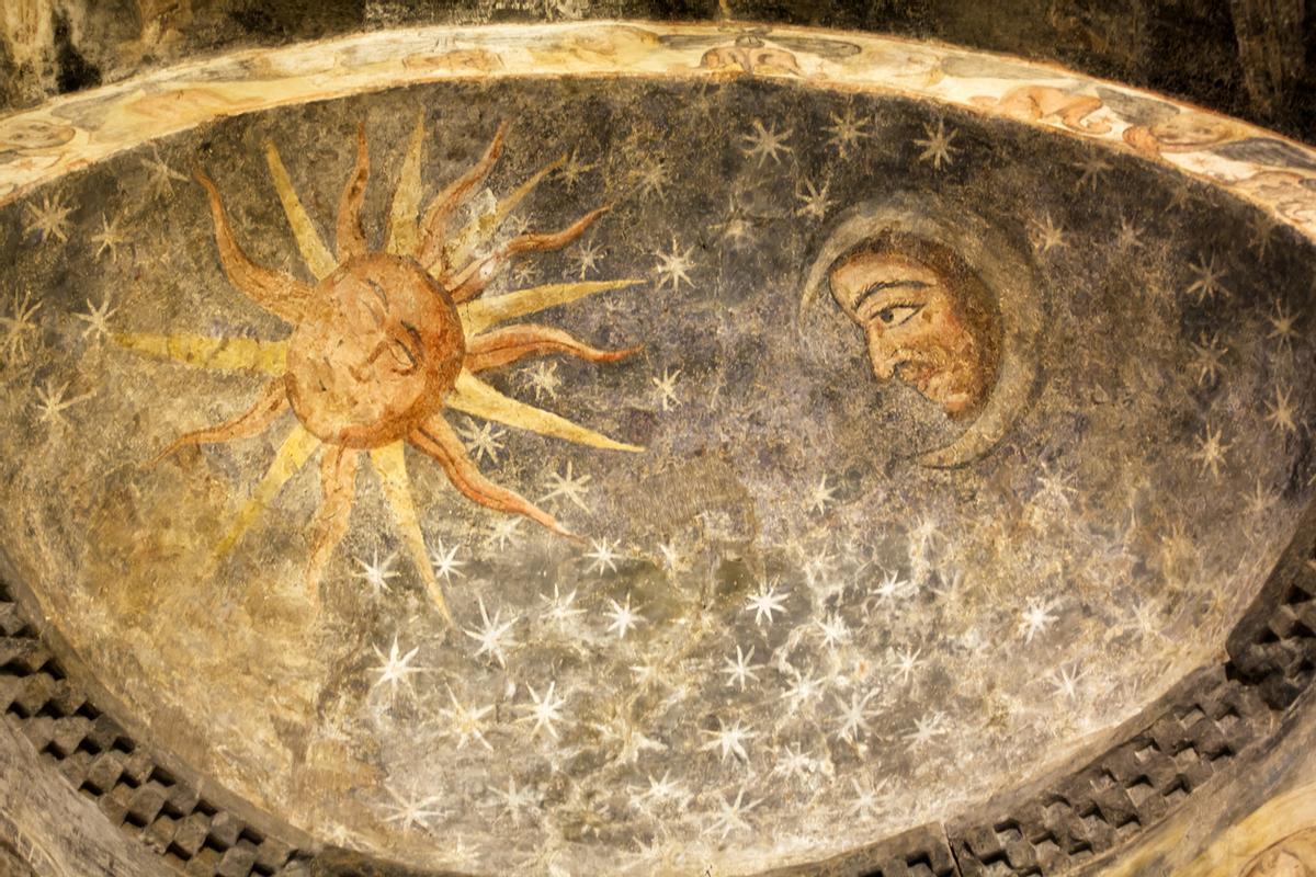 Detalle de unos murales del interior de la basílica