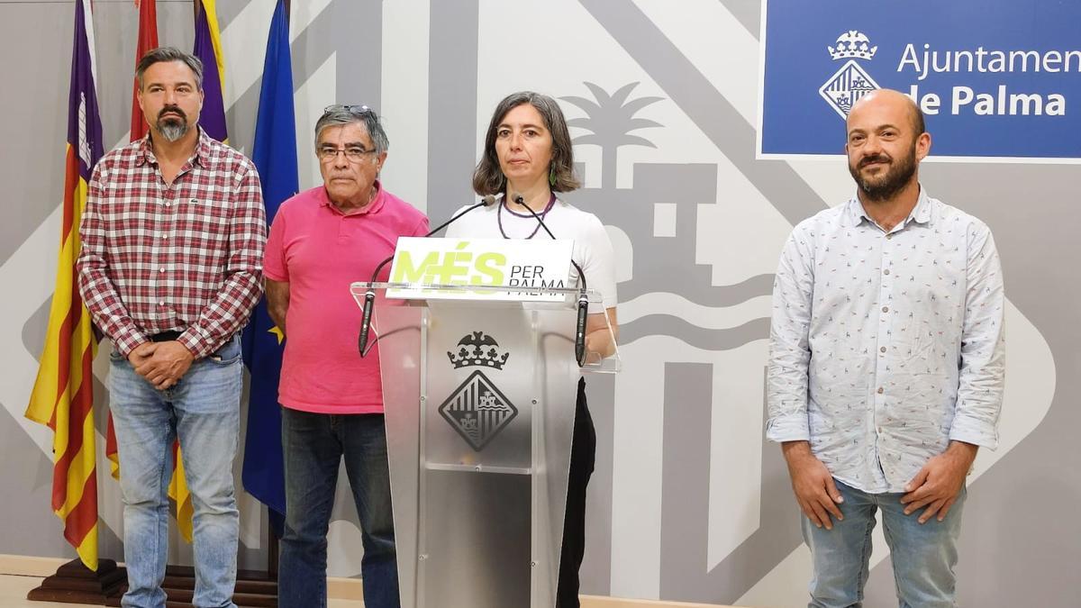 La portavoz de Més per Palma, Neus Truyol, junto a los afectados de las caravanas en rueda de prensa en el Ayuntamiento de Palma